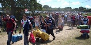 isle of wight festival crowd going in