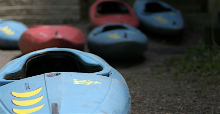 what's the difference between canoeing and kayaking?