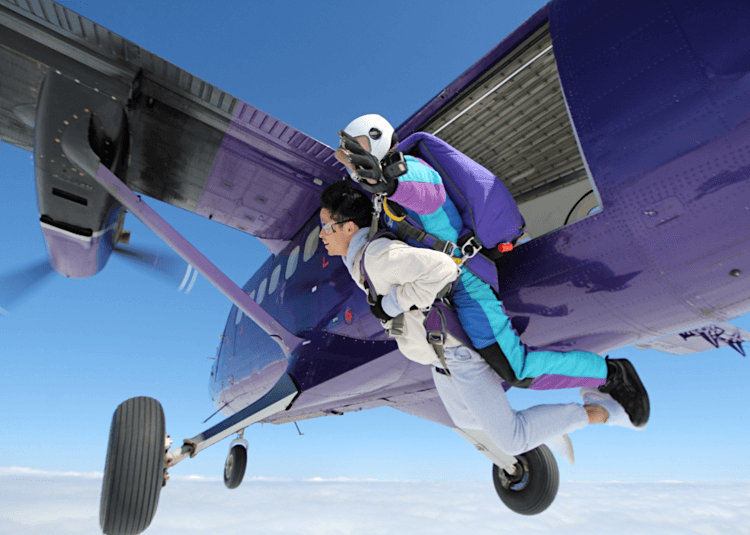 Top 5 Adrenaline experiences - sky diving