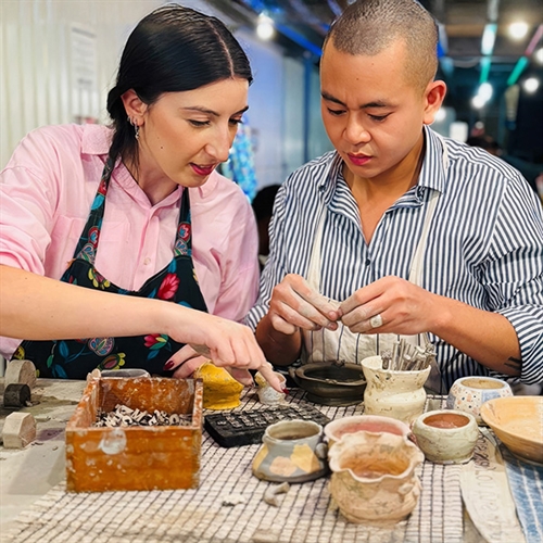 Pottery Making Workshop London - Couple Making Pottery Pottery Making Workshop London - Couple Making Pottery