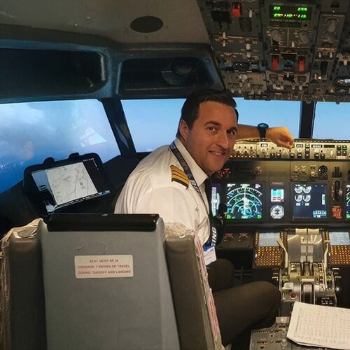 Boeing 737 Simulator Warwickshire - Pilot and Participant at Sim Controls Boeing 737 Simulator Warwickshire - Pilot and Participant at Sim Controls