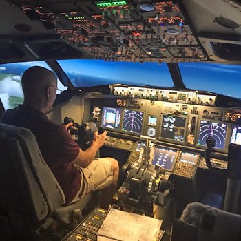 737 Flightdeck in Boston